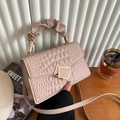 Rosa Schultertasche mit Krokodilmuster, Scrunchie-Griff und geometrischer Metallschnalle - Khaki