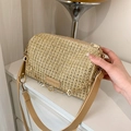 Borsa a tracolla in paglia beige con catena a fiori dorati e cinturino in pelle - Cachi