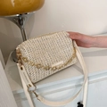 Borsa a tracolla intrecciata beige con catena a fiori dorati e cinturino in pelle - Bianco Sporco