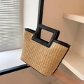 Borsa tote minimalista in paglia intrecciata con finiture in ecopelle nera e manici ritagliati - Nero