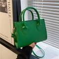 Elegante bolso de mano cuadrado verde vibrante con asas y herrajes dorados - Verde