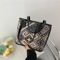 Detailweergave van etnisch borduurwerk en zwarte lederen handvatten op de shopper tas - Stijl 2 Zwart