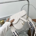 Weiße Satteltasche mit Zickzack-Steppung, goldener Schnalle und gewebtem Tragegurt - Weiß