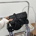 Detail der schwarzen gesteppten Satteltasche mit gewebtem Griff und Jacquard-Gurt - Schwarz