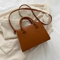 Mini sac cabas en cuir vegan marron avec poignées et bandoulière réglable de style moderne - Brun Foncé