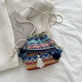 Boho-Beuteltasche mit bunten geometrischen Webmustern und dekorativen Quasten-Details - Stil 2