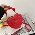Detail van de rode hartvormige leren tas met gewatteerd patroon en rimpelhandvat - Rood