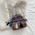 Böhmische Strick-Beuteltasche mit bunten geometrischen Mustern und Fransenverzierung - Stil 3