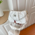 Weiße Plissee-Wolken-Tasche mit floraler Metallkette und JING PIN-Stoffetikett - Weiß