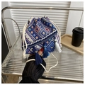 Sac seau tissé de style ethnique avec motifs géométriques bleu et orange et détails de gland - Bleu