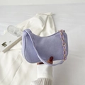 Schicke lila Cord-Hobo-Tasche mit trendiger Acrylkette und verstellbarem Schultergurt - Lila