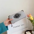 Detail van grijze clutch met krokodillenprint, gotisch schedellogo en metalen hoeken - Grijs