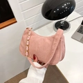 Schicke rosa Cord-Achseltasche für Damen mit dekorativem goldfarbenem Kettenriemen - Rosa