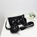 Detalle de bolso de hombro con diamantes negros con pequeño monedero redondo y correa de nailon - Negro