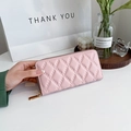 Detailansicht der rosa gesteppten PU-Leder Clutch-Geldbörse mit elegantem Gold-Reißverschluss - Rosa