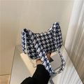 Detailopname van blauw-witte houndstooth schoudertas met geweven stoffen textuur - Blauw