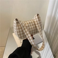 Gedetailleerd zicht op vintage geruite hobo tas met witte lederen bies en getextureerde stof - Khaki