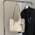 Detalle del bolso tote grande de cuero PU beige con asas marrones y un pañuelo de seda de lunares - Caqui Blanco