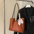 Bolso tote de cuero marrón con un pañuelo de seda de lunares decorativo y asas delgadas - Marrón Oscuro