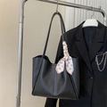 Detalle de bolso tote de cuero PU negro con un accesorio de pañuelo de seda de lunares rosa - Negro