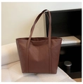 Primer plano detallado del bolso tote de cuero PU marrón oscuro con diseño acolchado geométrico - Marrón Rojo