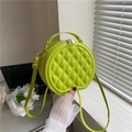Detalle de bolso bandolera redondo verde brillante acolchado con cremallera dorada y asa superior - Verde