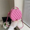Primer plano de bolso bandolera redondo acolchado rosa con cremallera dorada y asa - Rosa