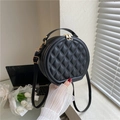 Primer plano del bolso bandolera redondo negro acolchado con detalles de cremallera dorada - Negro