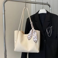 Bolso tote chic de PU blanco crema con elegante asa decorada con pañuelo de seda rosa - Blanco