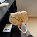 Schicke cremefarbene Satteltasche mit Krokodilmuster, Goldschloss und Kettengurt für Damen - Weiß