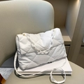 Grande borsa a tracolla trapuntata bianca con catena spessa e dettaglio a tracolla - Bianco