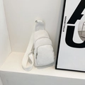 Detalle de riñonera de pana blanca con tres bolsillos de cremallera y textura estriada - Blanco