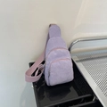 Detalle del bolso de pana violeta con tres bolsillos con cremallera y correa ajustable - Morado