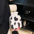 Dettaglio della borsa a secchiello in peluche con stampa mucca a cuore e catena dorata - Nero