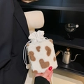 Dettaglio della borsa a secchiello bianca con motivi a cuore marroni e catena dorata - Marrone Scuro