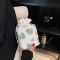 Dettaglio borsa a secchiello in peluche con cuori verde menta e catena dorata - Verde