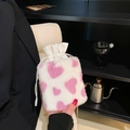 Dettaglio della borsa a secchiello con stampa mucca, cuori rosa e catena d'oro - Rosa