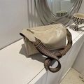 Bolso cilíndrico de cuero crema con correa ancha geométrica y hebilla de metal - Blanco