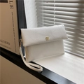 Pochette a busta bianca in pelle a grana con chiusura a quadrifoglio dorato e cinturino - Bianco