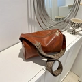 Bolso Boston vintage marrón con correa ancha tejida con patrón geométrico - Marrón Oscuro