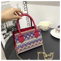 Ethno-Webtasche mit bunten geometrischen Mustern und roten Lederbesätzen für Damen - Burgunderrot