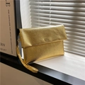 Elegante pochette a busta dorata con trama martellata e logo metallico floreale - Oro
