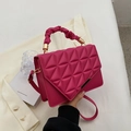 Chique magenta gewatteerde crossbodytas met wolkenhandvat en gouden hardware in de hand - Rozerood