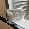 Borsa a busta argento in pelle texture caviar con chiusura a quadrifoglio dorata - Argento