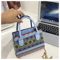 Ethnische gewebte Handtasche mit himmelblauen Griffen und bunten Wellenmustern - Seeblau