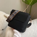 Retro-Eimertasche in Schwarz mit breitem Jacquard-Gurt und mattem Leder-Finish - Schwarz