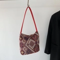Ethno-Beuteltasche mit bunten geometrischen Mustern und roten Lederriemen im Boho-Stil - Rot