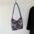 Ethno-Stricktasche mit blauen Lederriemen und geometrischem Rautenmuster - Blau