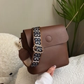 Retro kaffeebraune Beuteltasche mit gemustertem breitem Gurt und goldener Hardware - Braun