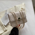 Bolso bandolera crema acolchado con cadena dorada y cierre metálico elegante - Blanco